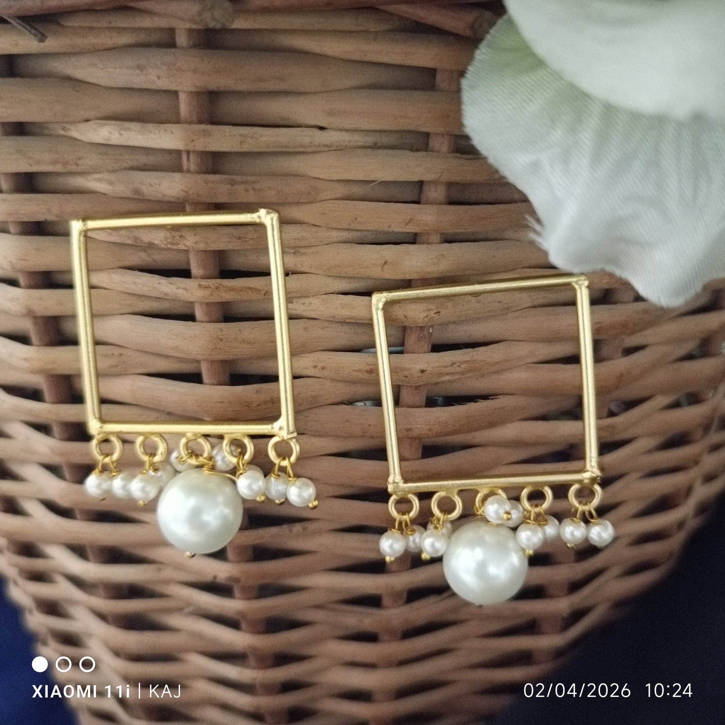 Real sea shell Pearl's with brass studs