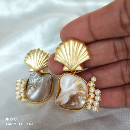 Mother of Pearl's earrings