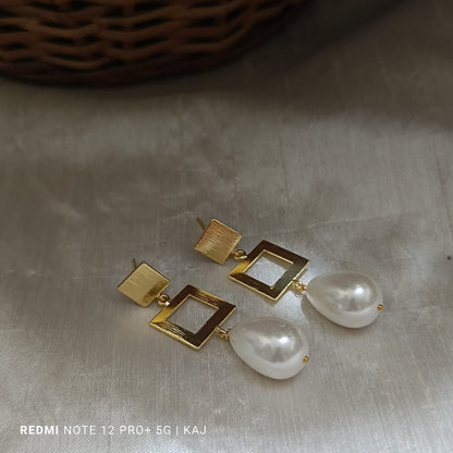 Sea shell Pearl's with brass top earrings