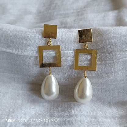 Sea shell Pearl's with brass top earrings