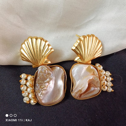 Mother of Pearl's earrings
