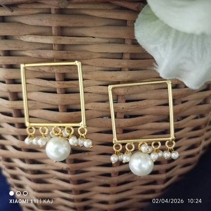 Real sea shell Pearl's with brass studs