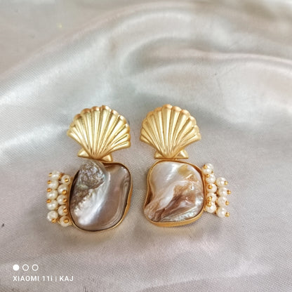 Mother of Pearl's earrings
