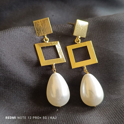 Sea shell Pearl's with brass top earrings