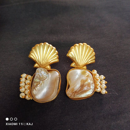 Mother of Pearl's earrings