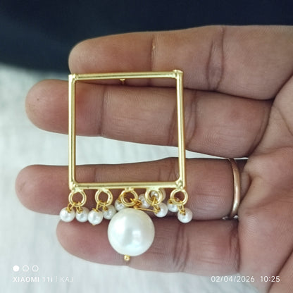 Real sea shell Pearl's with brass studs